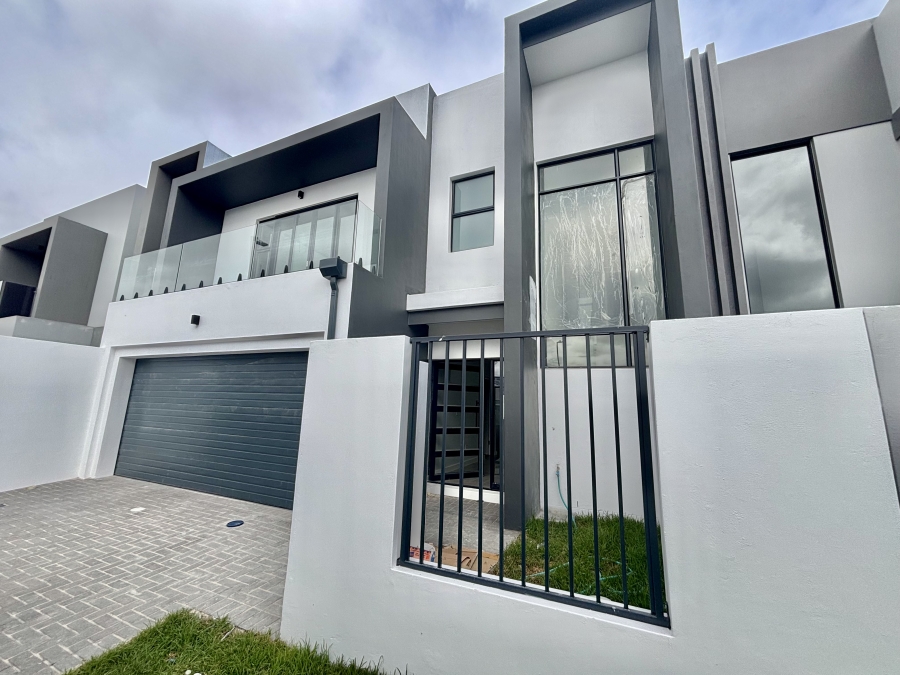 To Let 4 Bedroom Property for Rent in Sandown Western Cape